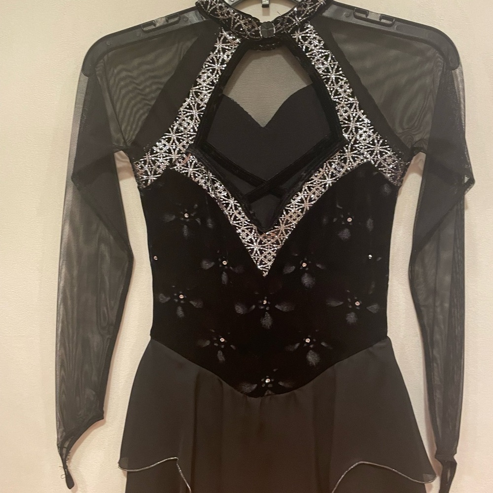 Elegant Black Sheer Figure Skating Performance Dress with Silver Accents